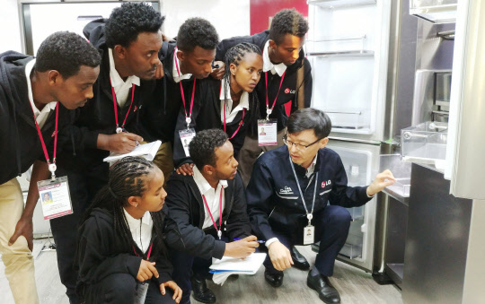 LG전자는 지난 11일부터 일주일간 에티오피아 학생 7명을 두바이서비스법인에 초청해 연수 기회를 제공하고 있다. 에티오피아 학생들이 LG 시그니처 냉장고에 대한 설명을 듣고 있다. <LG전자 제공>